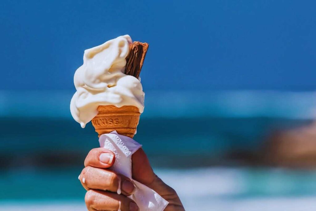 un gelato che si scioglie al sole