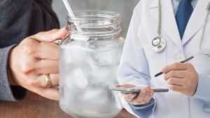 Una brocca riempita con acqua molto fredda