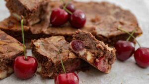 Brownie alle ciliegie, il cioccolato che si innamora dell'estate. Una coppia che sembra uscita da un romanzo d'amore francese