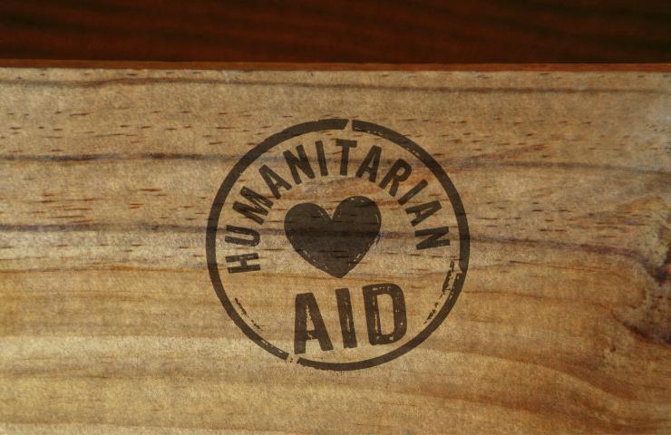Un logo di aiuti umanitari