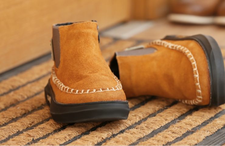 Delle scarpe su un tappeto in casa