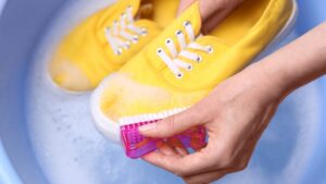 Scarpe di ginnastica che vengono lavate in acqua