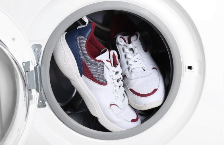 Un paio di scarpe da ginnastica in lavatrice
