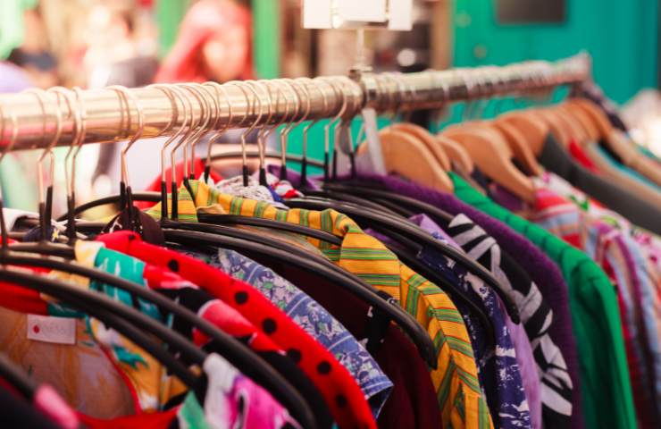 Dei vestiti in vendita al mercatino rionale