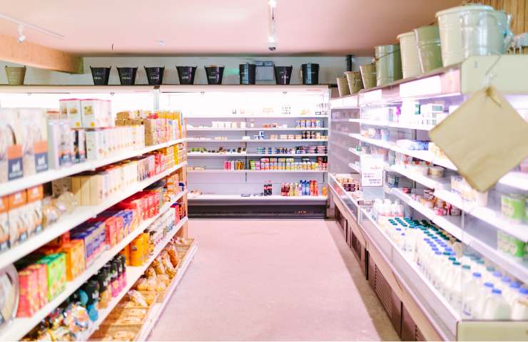 Una corsia di supermercato