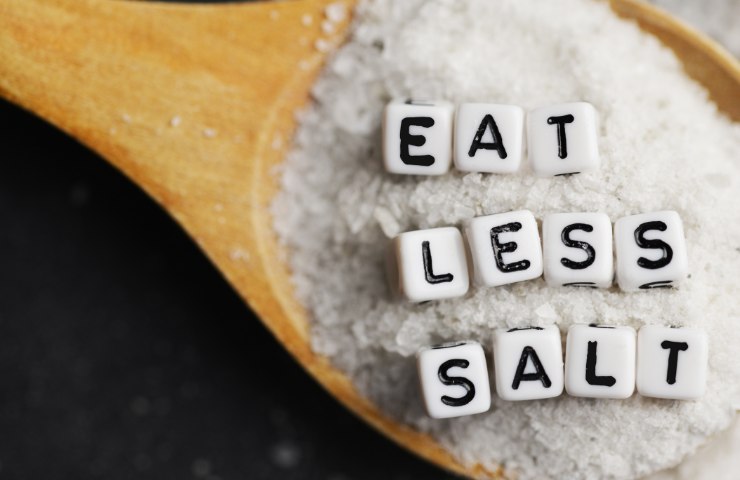 La scritta in inglese Mangia meno sale