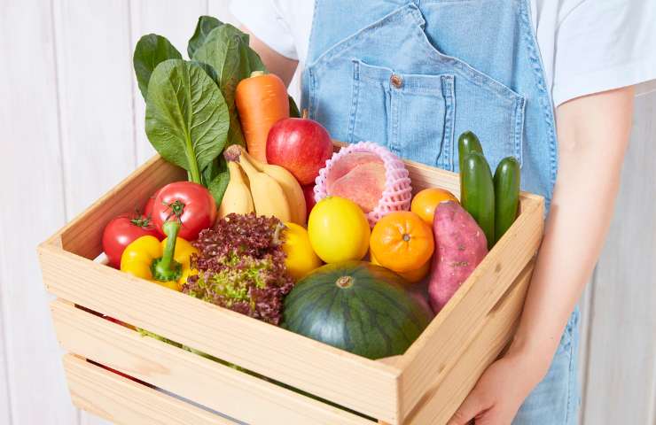 Frutta e verdura fresche in una cassetta