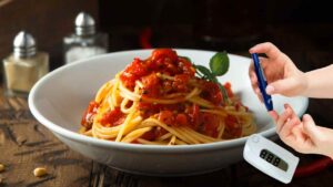 Un piatto di pasta al sugo