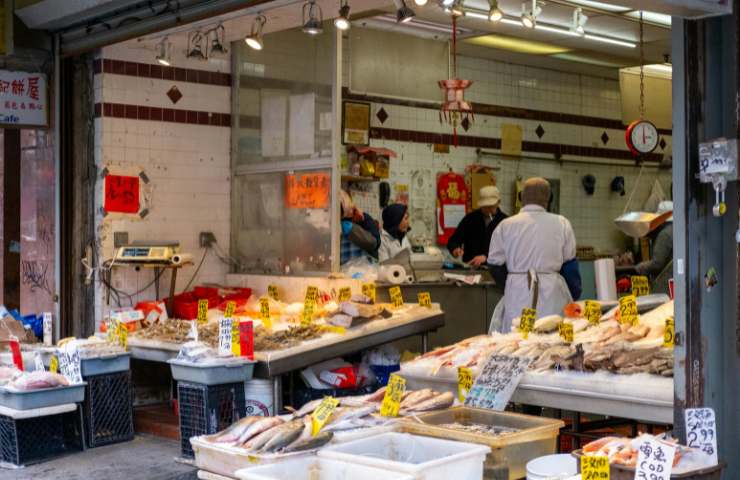 Alimenti in vendita al mercato rionale