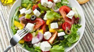 Insalatona alla greca con peperoni - Culinaria.it