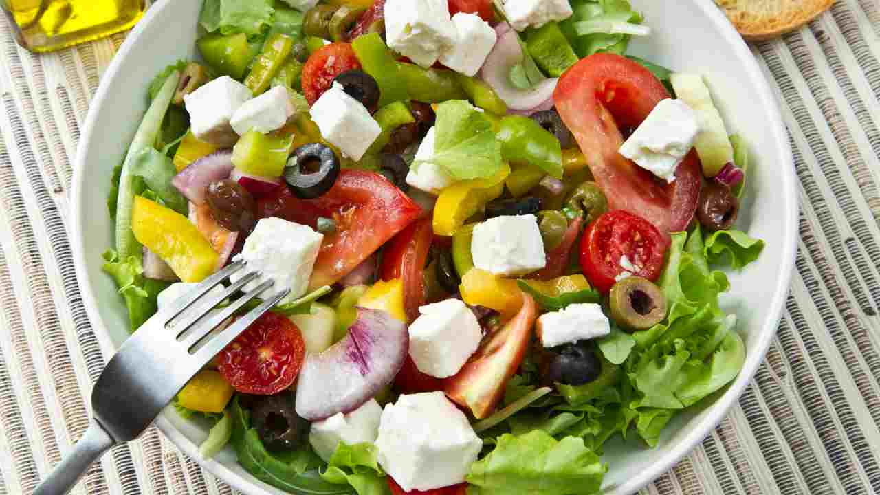 Insalatona alla greca con peperoni - Culinaria.it