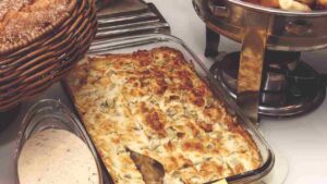 Lasagne di pane raffermo, pomodoro e stracchino, ecco il primo piatto che fa figura. La rivincita degli avanzi.