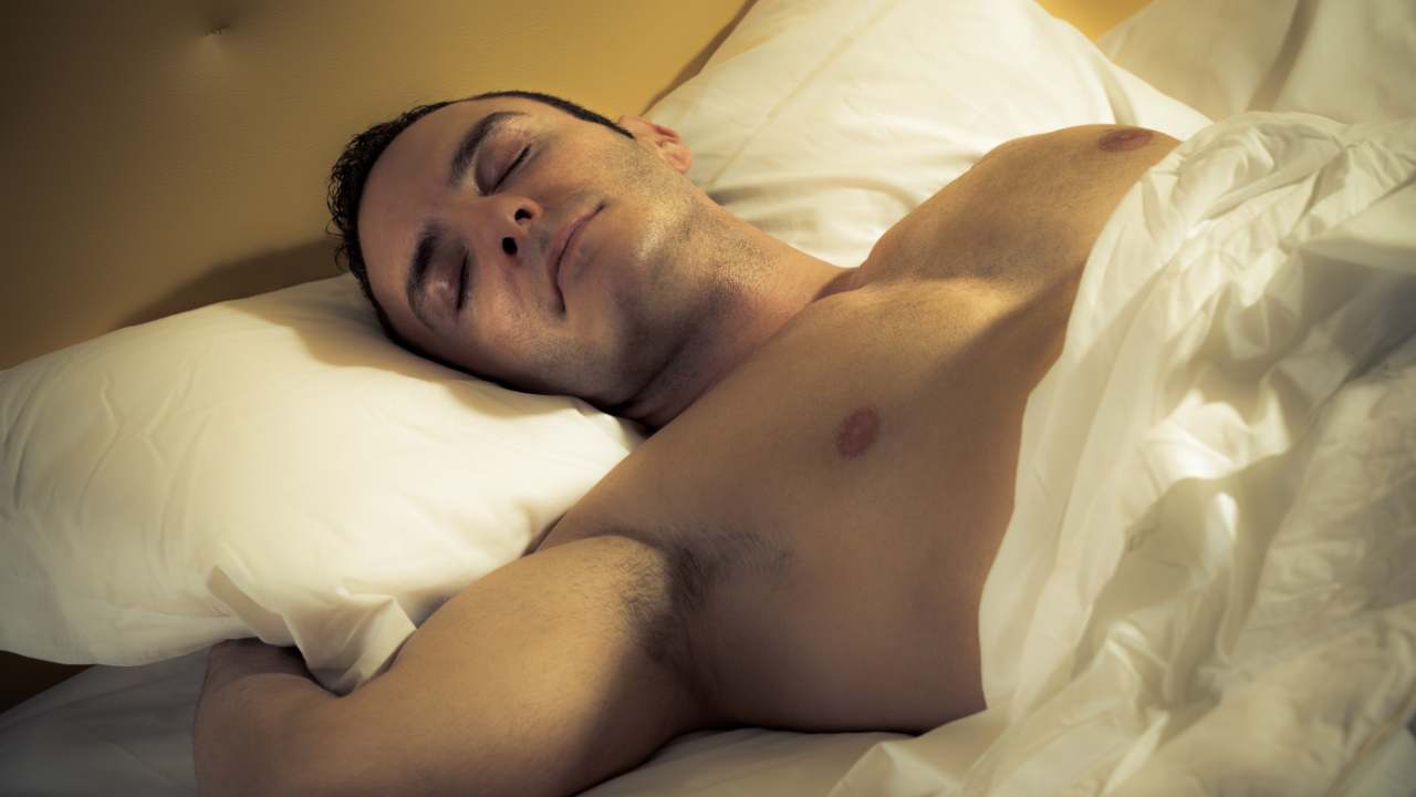Un uomo che dorme beatamente