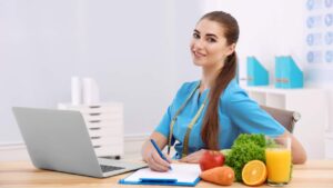 Una nutrizionista e degli alimenti magri