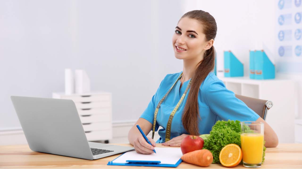 Una nutrizionista e degli alimenti magri