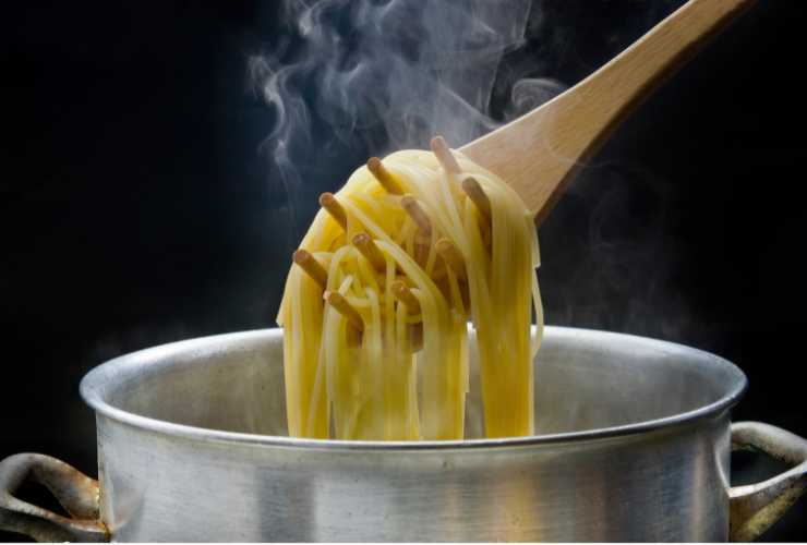 Pasta con pesto di avocado - Culinaria.it