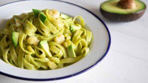 Pasta con pesto di avocado - Culinaria.it