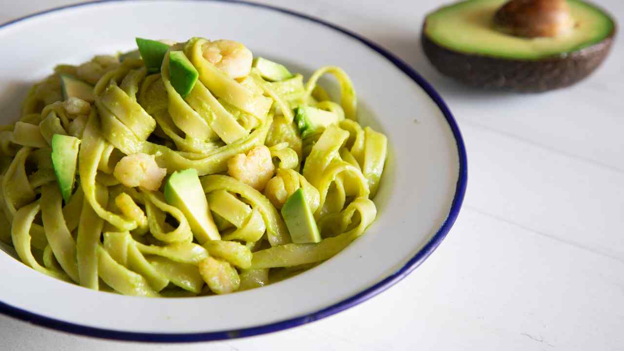 Pasta con pesto di avocado - Culinaria.it