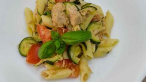 Pasta fredda con tonno pomodori e zucchine -Culinaria.it