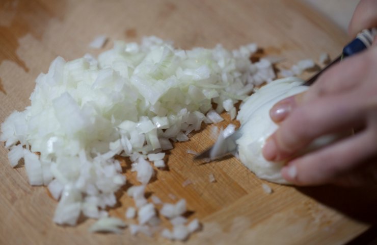Una cipolla bianca sminuzzata