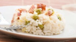 Riso all'insalata con piselli e pancetta