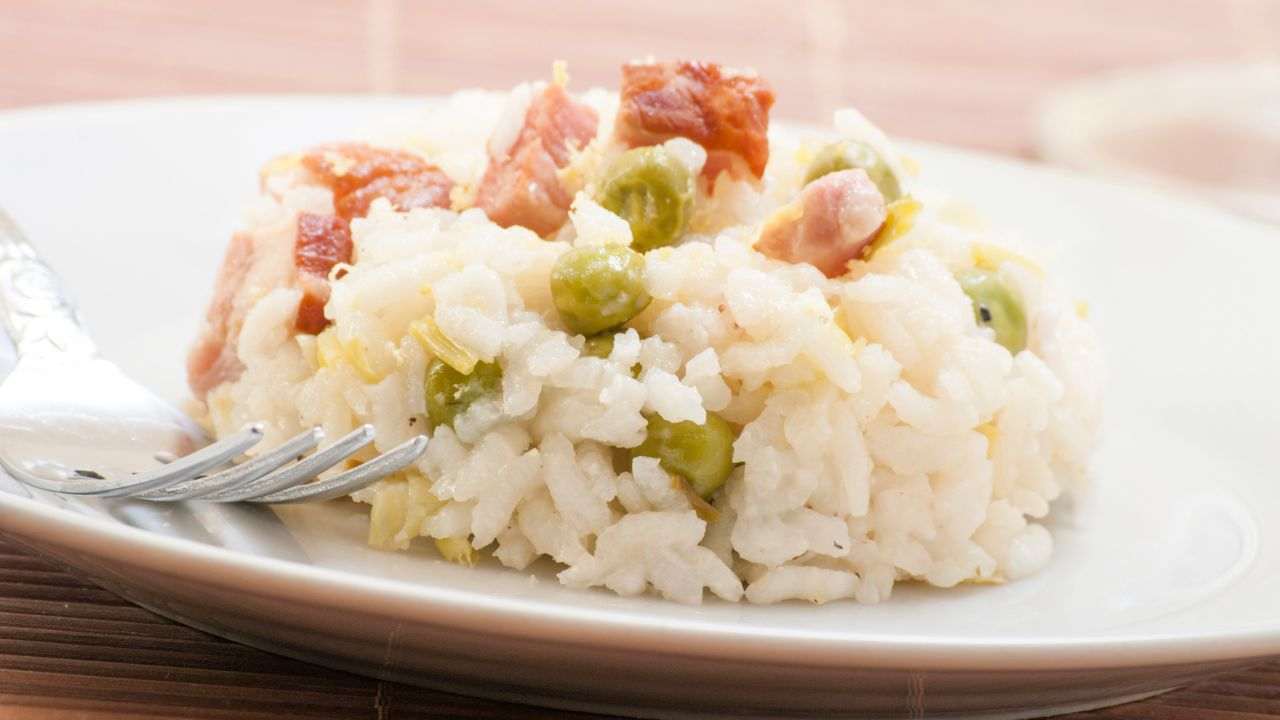 Riso all'insalata con piselli e pancetta