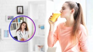 Una donna che beve un succo fatto in casa