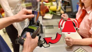 Una persona che paga la spesa al supermercato