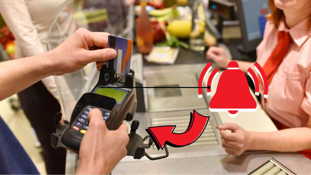 Una persona che paga la spesa al supermercato