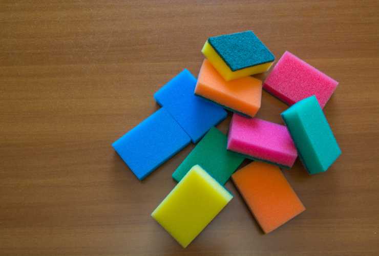 Spugnette colorate come usarle - Culinaria.it