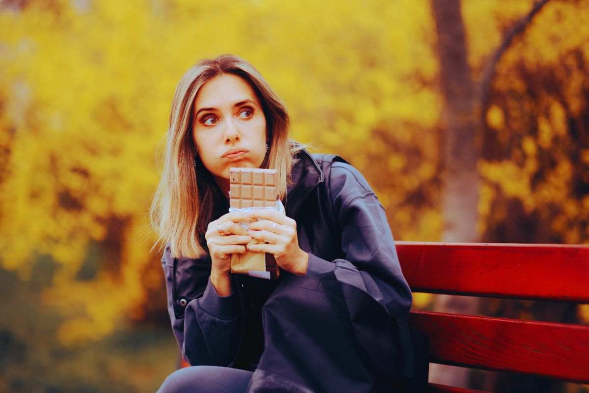 ragazza mangia cioccolata