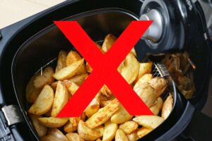 friggitrice ad aria aperta con patate e una x