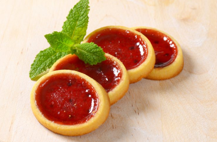biscotti con marmellata di fragole