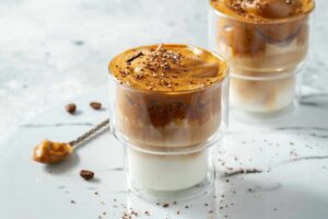 due tazze di cappuccino sottosopra
