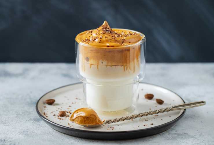 tazza di cappuccno sottosopra