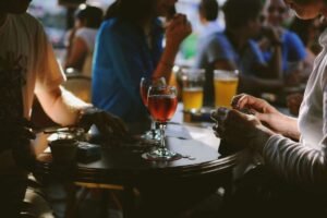 Persone che cenano all'aperto