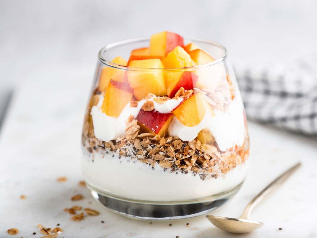 coppa con yogurt e pesche