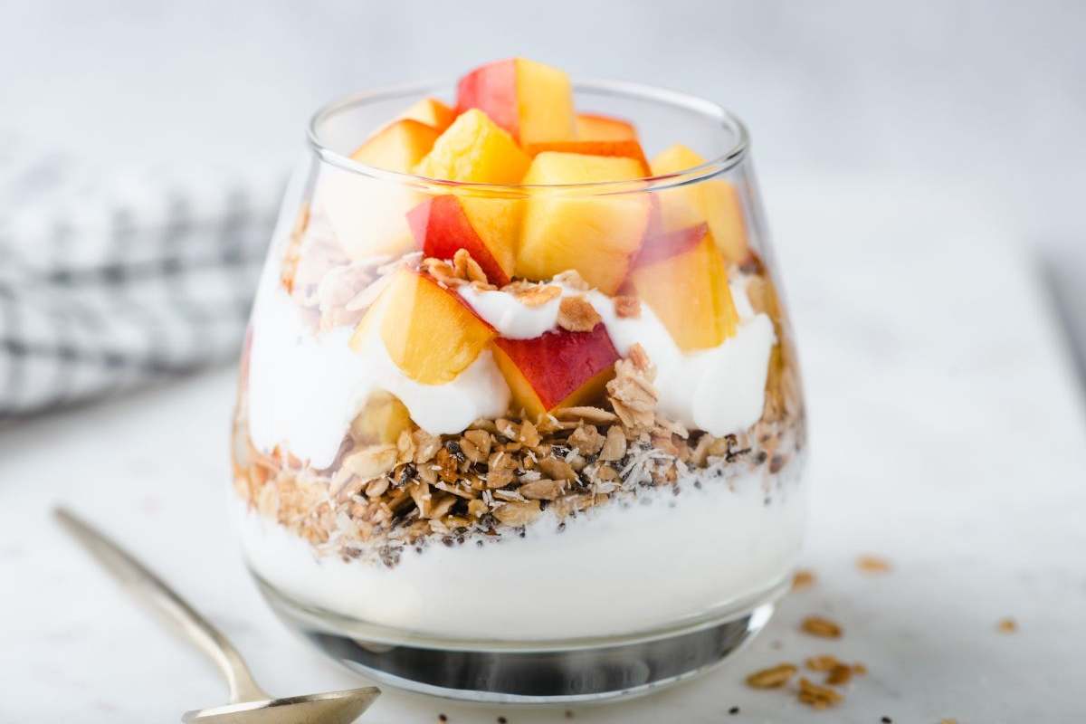 coppa con yogurt, granola e pesche