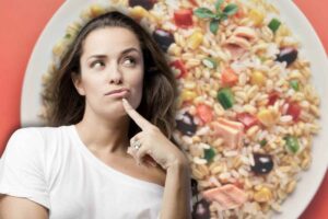 ragazza dubbiosa e piatto con insalata di riso