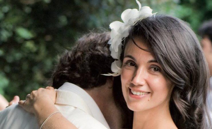 Csaba dalla Zorza che abbraccia il marito con fiore tra i capelli