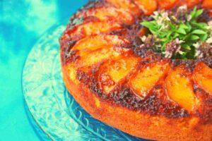 torta di pesche rovesciata in piatto
