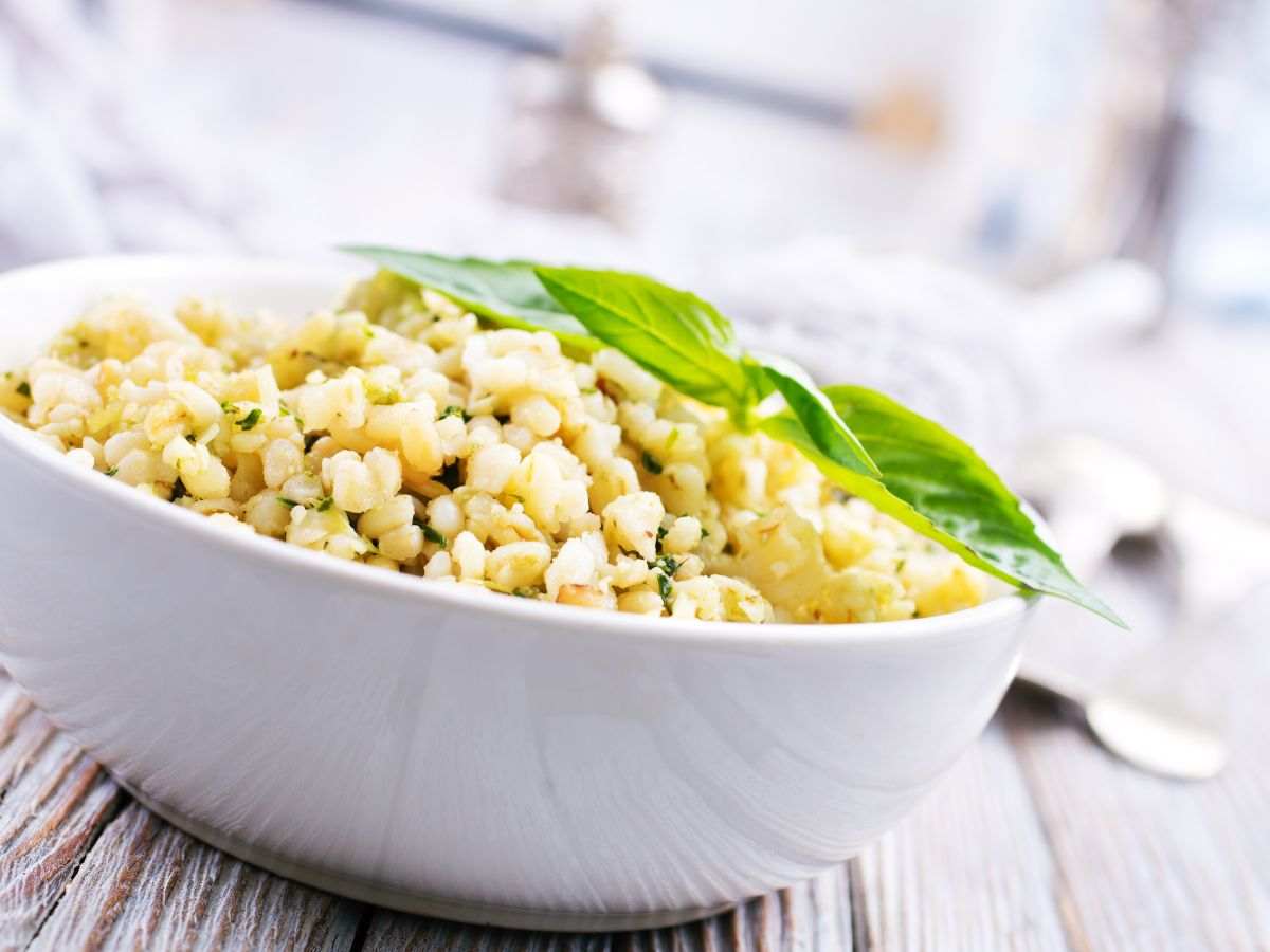 ciotola con farro e foglie di basilico