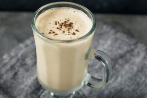 bicchiere con frappè al caffè