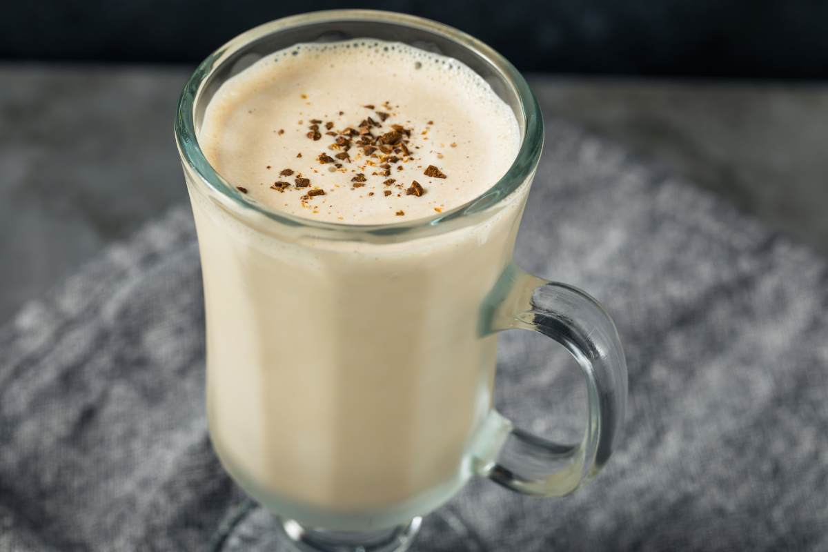 bicchiere con frappè al caffè
