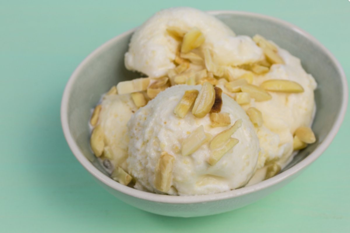 gelato dentro ad una coppa con sopra delle scaglie di mandorle