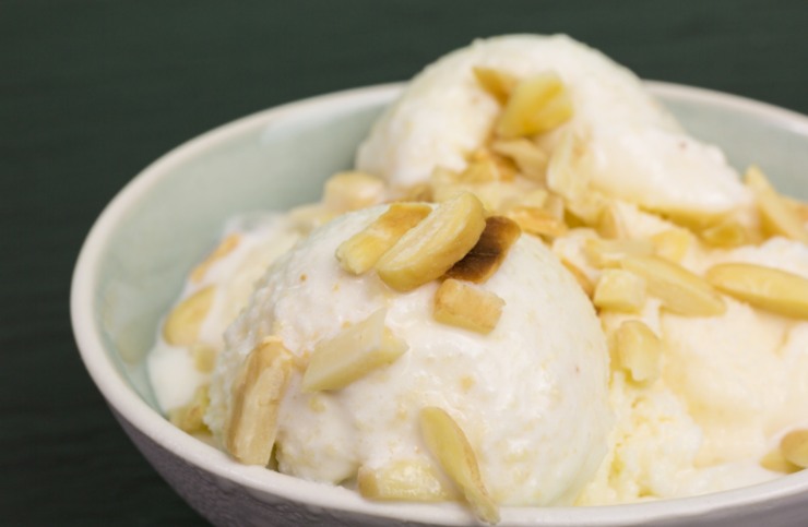 coppa di gelato con sopra scaglie di mandorle