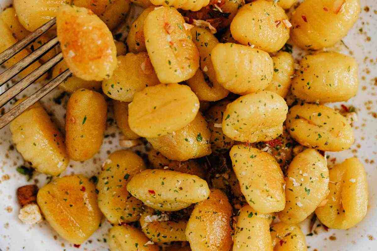 gnocchi fritti nel piatto