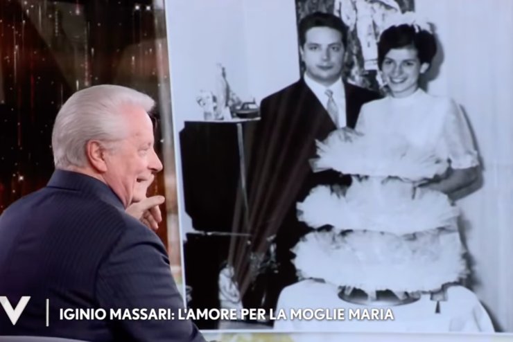 iginio massari di spalle a Verissimo e foto di lui e la moglie il giorno delle nozze