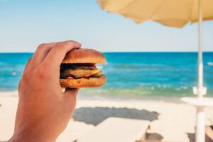 Persona con un panino al mare