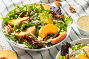 insalata con pesche e noci
